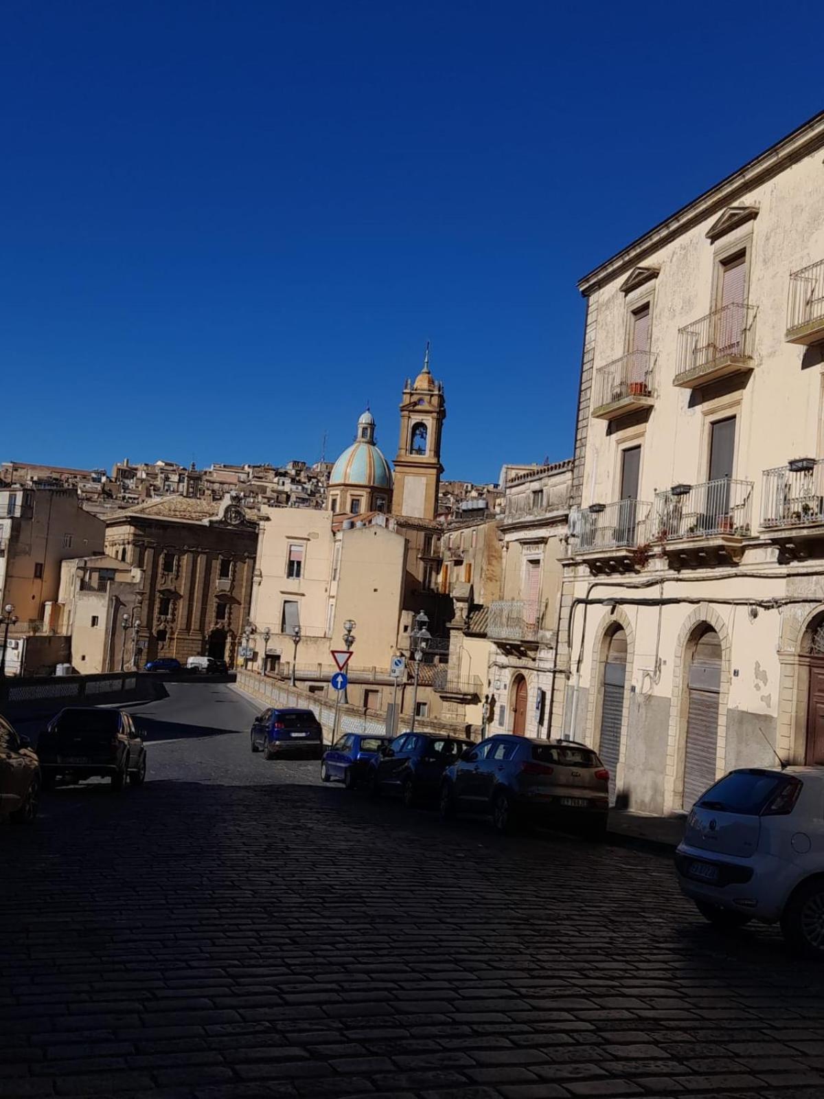 Casa Vacanze In Centro! 卡尔塔吉罗 外观 照片